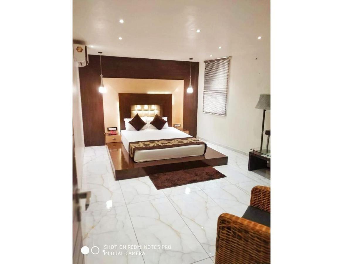 Hotel The Royal, Sehore Buitenkant foto